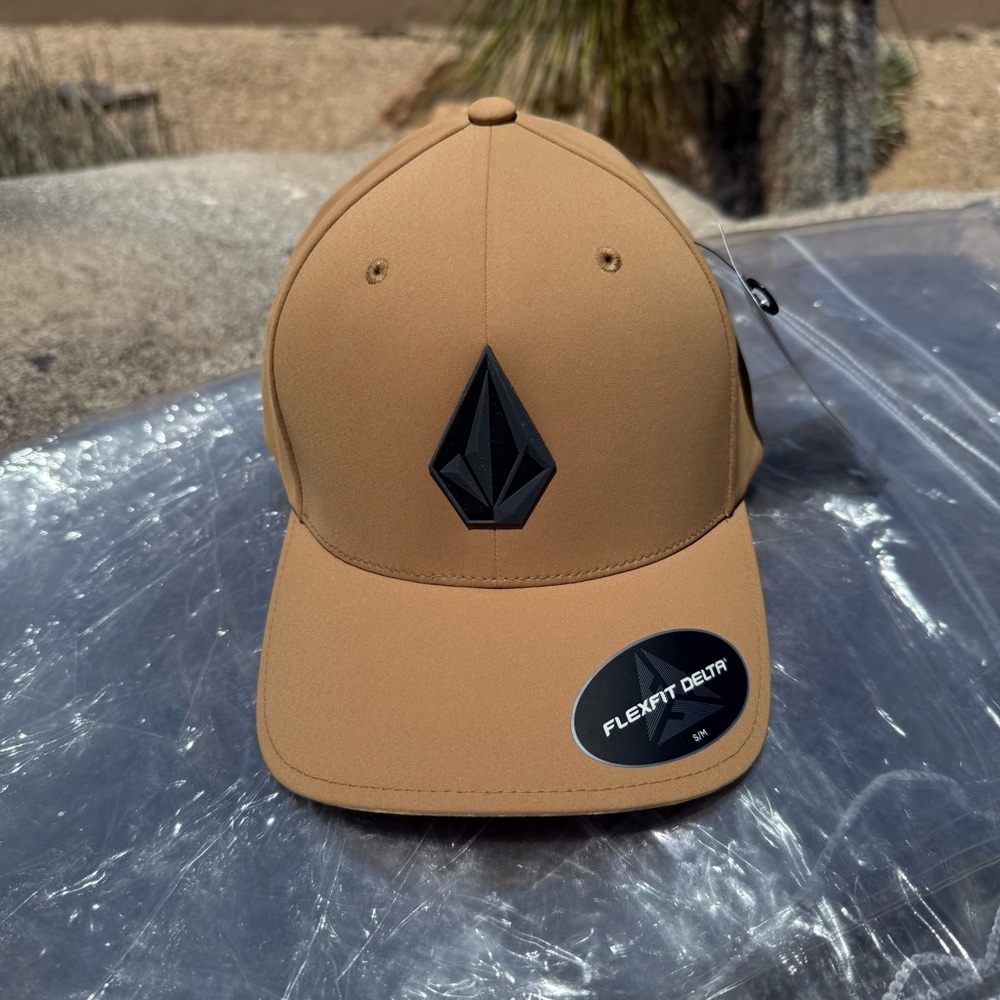 ⬇️💲Volcom NWT Tan (Stone) Tech Flexfit Delta Cap
